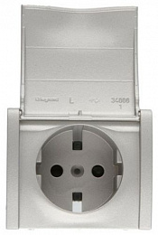 Накладка для розетки 2К+З с крышкой, с защитными шторками (Aluminium) Galea Life Legrand. Вид 1