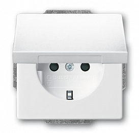 20 EUKBR-84 Розетка SCHUKO 16А 250В с защитными шторками, с крышкой, без лапок, серия future, цвет альпийский белый ABB. Вид 1