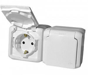 Розетка 2х2К+З 250В с защитными шторками, с крышкой IP44, (белая) Quteo Legrand. Вид 1